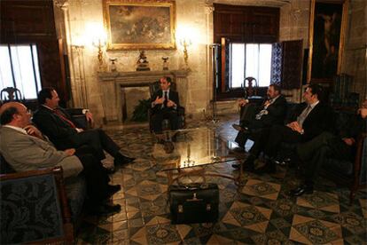 Francisco Camps recibió ayer en el Palau a los nuevos presidentes de la CEV y Cepymev, José Vicente González y José Vicente Morata.