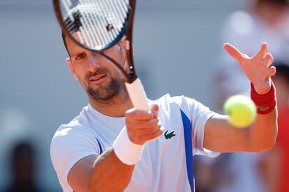 Djokovic, durante un entrenamiento en Roland Garros.