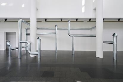 La instalación 'Ventilation System' (1995-92), de Nancy Holt, en el vestíbulo del Macba.