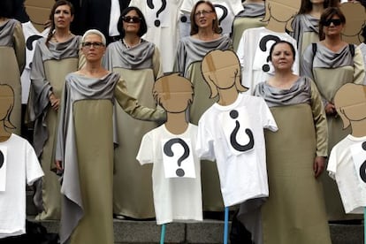 Miembros del Coro Nacional protestan ante el Auditorio Nacional antes del 'Requiem' de Verdi.