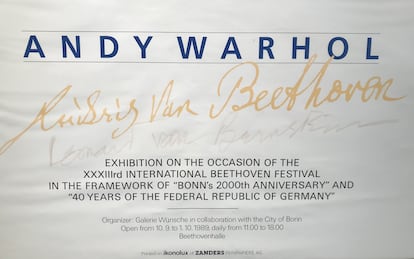 Parte inferior del cartel anunciador de una exposición de Andy Warhol en la Beethovenhalle de Bonn en otoño de 1989 con la firma añadida (debajo de la de Beethoven) de “Leonard van Bernstein”.