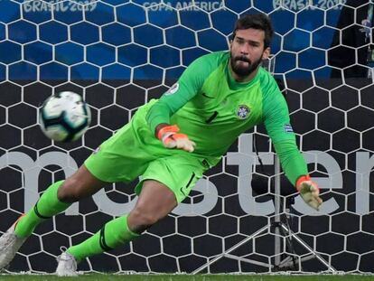 Alisson se lanza a detener un penalti en la tanda ante Paraguay.