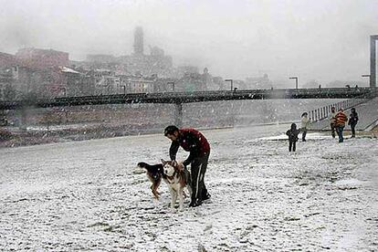 La nieve cubrió ayer con una fina capa la ciudad de Lleida.