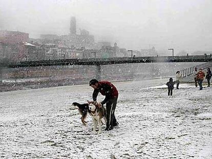 La nieve cubrió ayer con una fina capa la ciudad de Lleida.