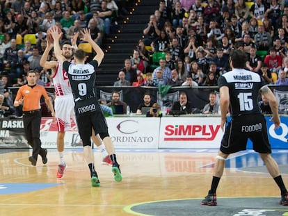 Sastre lanza el triple decisivo ante el Bilbao.