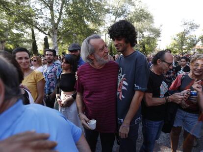 El cantautor Luis Pastor y su hijo Pedro en Aravaca. 