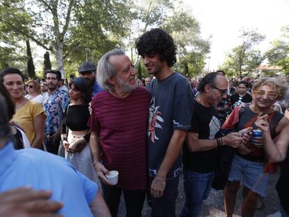 El cantautor Luis Pastor y su hijo Pedro en Aravaca. 