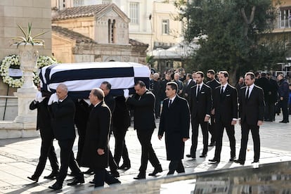 Pablo de Grecia (segundo por la derecha), y sus hermanos, los príncipes Felipe y Nicolás, siguen el féretro de su padre este lunes antes del funeral en la catedral.