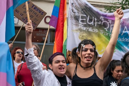 Manifestantes protestan frente a la sede del PSOE por haber solicitado una semana más para la ampliación del plazo para la presentación de enmiendas a la ley trans en el momento de su tramitación.