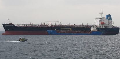 Un buque se abastece de una gasolinera flotante en el Estrecho.