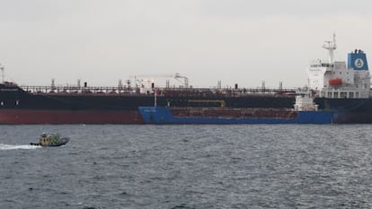 Un buque se abastece de una gasolinera flotante en el Estrecho.