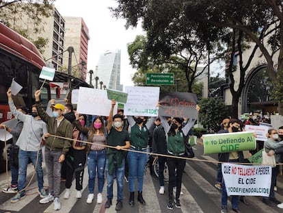 Personal académico del CIDE participa en una protesta en la sede del Consejo Nacional de Ciencia y Tecnología, el 19 de noviembre.