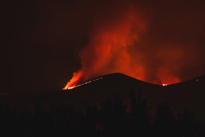 Vista nocturna del frente aún activo en Polentinos, avanzando hacia el Valle de Pineda, en la Montaña Palentina.