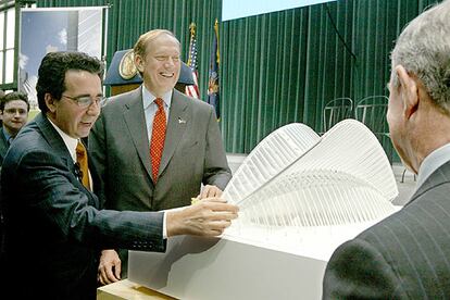 Santiago Calatrava, a la izquierda, explica al alcalde de Nueva York, Michael Bloomberg, de perfil y a la derecha, su proyecto para la <i>zona cero.</i>