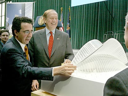 Santiago Calatrava, a la izquierda, explica al alcalde de Nueva York, Michael Bloomberg, de perfil y a la derecha, su proyecto para la <i>zona cero.</i>