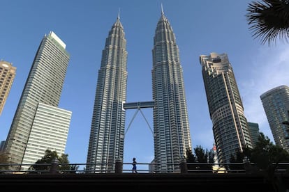 Otra perspectiva de las torres Petronas, en la capital malasia. Desde su finalización en 1998 hasta 2003 fueron considerados los más altos del mundo.