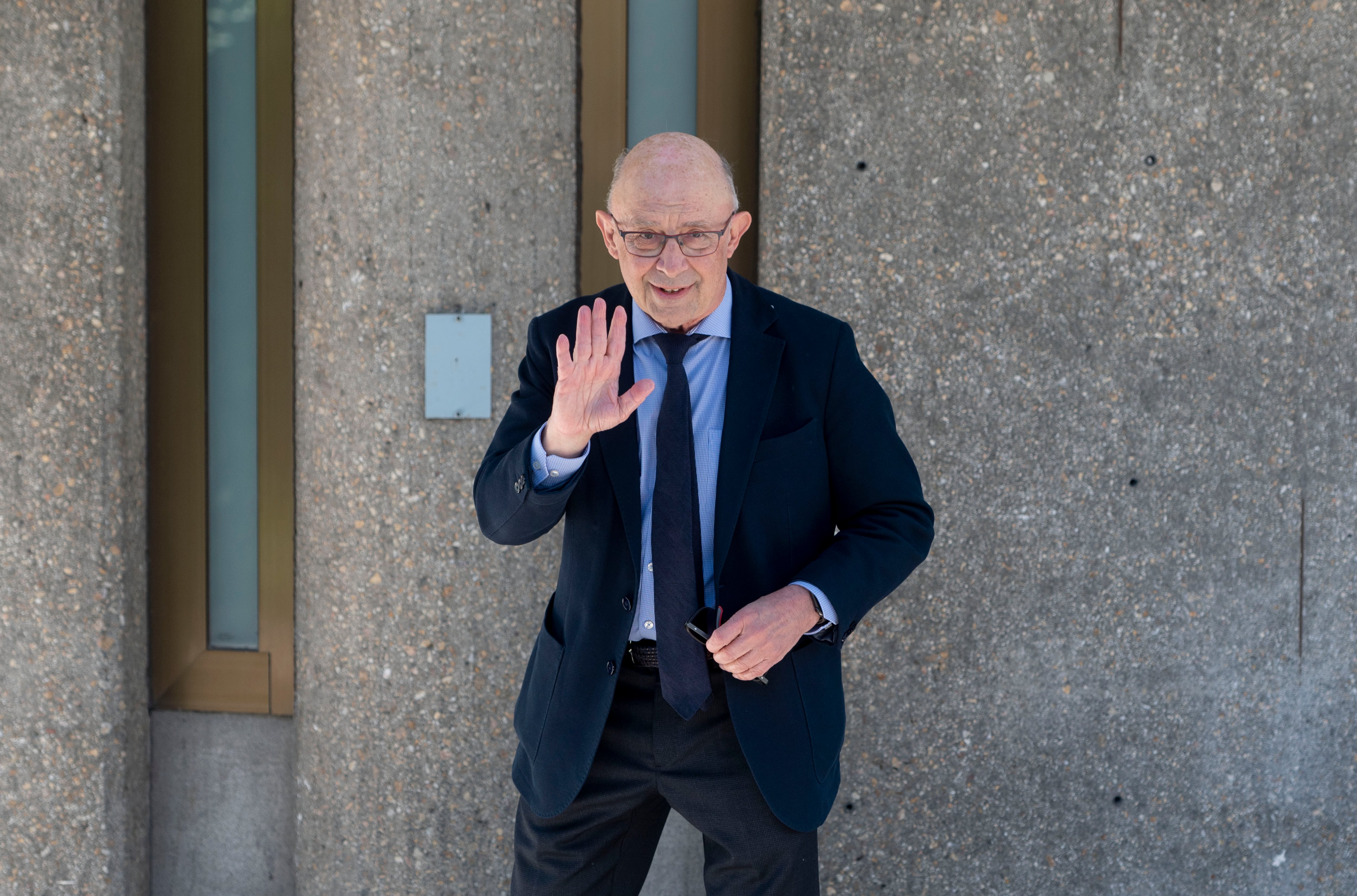 Hacienda acusa a Cristóbal Montoro de vender sus acciones en el bufete a un precio irreal