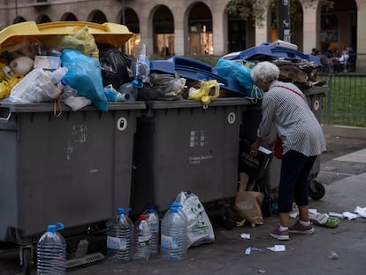 Contenedores de basura en el barrio del Raval de Barcelona.