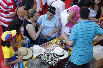 Fiesta de la comunidad colombiana en la plaza de toros de Leganes (Madrid).