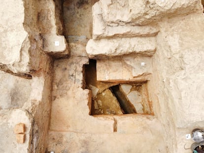 El pozo de una canalización hidráulica de hace 2.500 años en el yacimiento del Turuñuelo de Guareña, en Badajoz.