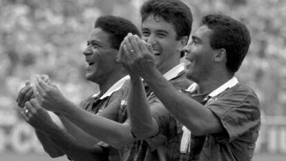 Mazinho, Bebeto y Romario celebran un gol en el Mundial de Estados Unidos 1994 con el gesto de acunar a un bebé como dedicatoria al hijo de Bebeto