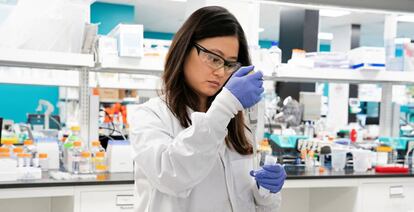 Investigadora de la compañía Arcturus Therapeutics, en un laboratorio en San Diego (EE UU), investigando en una vacuna frente al Covid-19.