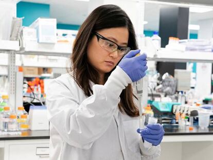 Investigadora de la compañía Arcturus Therapeutics, en un laboratorio en San Diego (EE UU), investigando en una vacuna frente al Covid-19.