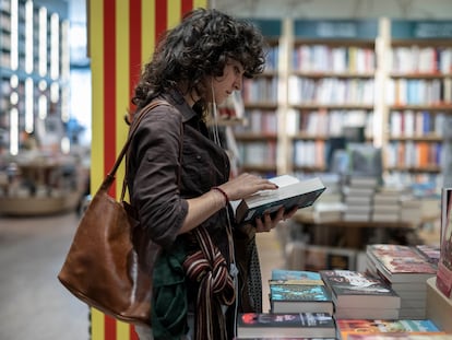 Una visitante de una céntrica librería de Barcelona el pasado 20 de abril, fin de semana previo a la Diada de Sant Jordi (Día del Libro).