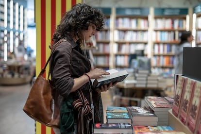 Una visitante de una céntrica librería de Barcelona el pasado 20 de abril, fin de semana previo a la Diada de Sant Jordi (Día del Libro).