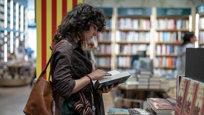 Una visitante de una céntrica librería de Barcelona el pasado 20 de abril, fin de semana previo a la Diada de Sant Jordi (Día del Libro).