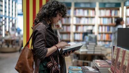 Venta de libros en una céntrica librería de la capital catalana el fin de semana previo a Sant Jordi.