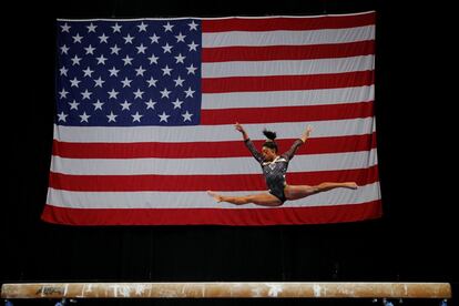 La estadounidense Simone Biles, durante la prueba de barra de equilibrio en el Campeonato de Gimnasia de Estados Unidos celebrado en Boston (EE UU), el 17 de agosto de 2018.