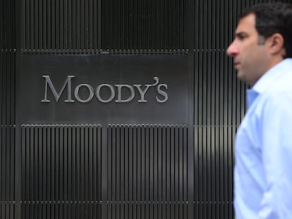 Un hombre pasa ante la sede de Moody's en Nueva York, el pasado septiembre.