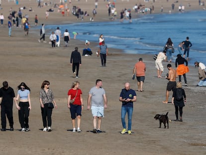 Un gran número de personas pasea por la playa de la Malvarrosa de Valencia este miércoles, en el que se esperaba una máxima de 22 grados y el jueves, de 26.