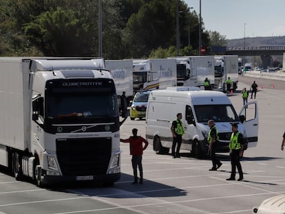 Jabrone espera apoyado en su camión, mientras es escaneado por los agentes en la AP-7, en Martorell.