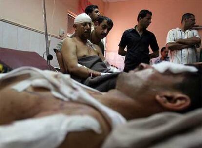 Varios de los heridos en el atentado de Abu Saydah son atendidos en el hospital de Sadr City de Bagdad.