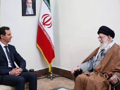 IRN01. TEHERÁN (IRÁN), 25/02/2019.- El líder supremo de Irán, Alí Jameneí (d), recibe al presidente sirio, Bachar el Asad, este lunes en Teherán.