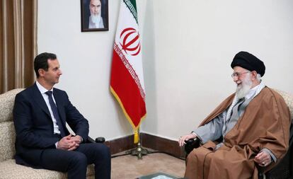 IRN01. TEHERÁN (IRÁN), 25/02/2019.- El líder supremo de Irán, Alí Jameneí (d), recibe al presidente sirio, Bachar el Asad, este lunes en Teherán.