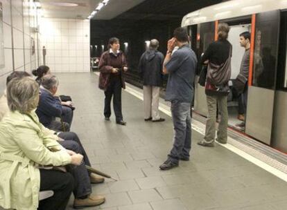 Una empleada de Metro de Bilbao ofrece información a los usuarios en la estación de Erandio, después de que una avería eléctrica registrada en la estación de Bolueta haya ocasionado retrasos de hasta una hora en el servicio desde poco después de las nueve de la mañana.