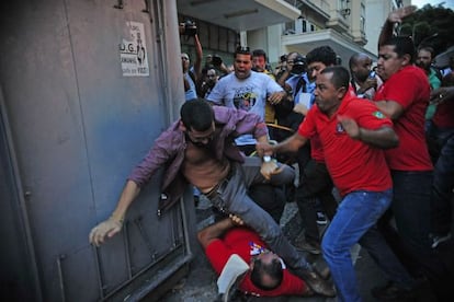 Confronto entre manifestantes que protestavam contra a corrup&ccedil;&atilde;o e os que faziam ato em defesa da Petrobras, em fevereiro, no Rio. 