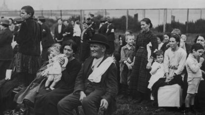Emigrantes irlandeses e italianos en la isla de Ellis en Nueva York, en torno a 1920.
