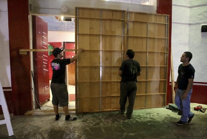 Habitantes de la zona turística de Puerto Vallarta, Jalisco resguardan las instalaciones de sus casas y negocios ante la llegada del huracán Patricia.