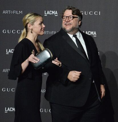 Guillermo Del Toro y su novia Kim.