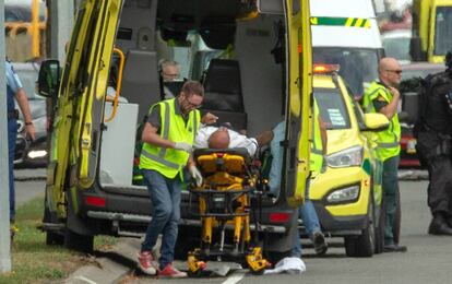 Un herido es trasladado en ambulancia tras el tiroteo este viernes en dos mezquitas en Christchurch, Nueva Zelanda.