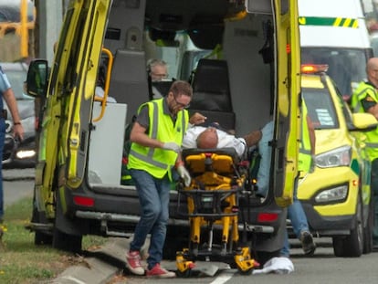 Un herido es trasladado en ambulancia tras el tiroteo este viernes en dos mezquitas en Christchurch, Nueva Zelanda.