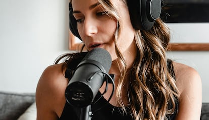 Chica grabando un podcast con un micrófono