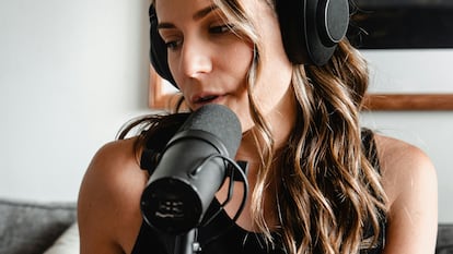 Chica grabando un podcast