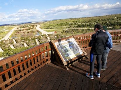 Uno de los tres miradores del parque Felipe VI, con capacidad para 150 personas.