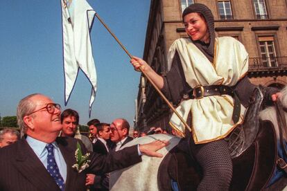 Jean-Marie Le Pen, izquierda, acaricia un caballo montado por Françoise, haciéndose pasar por Juana de Arco, el jueves 1 de mayo de 1997 durante un mitin del partido.