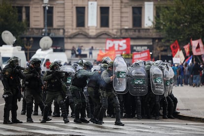 Miembros de la gendarmería disparan gases contra los manifestantes.